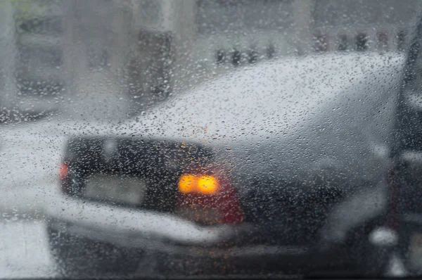 Gotas de lluvia en el cristal de una ventana —  Fotos de Stock