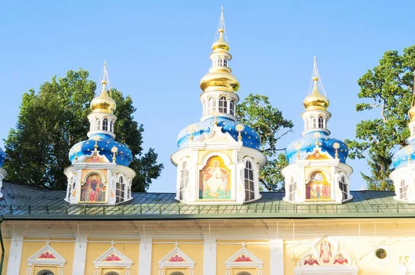 Santa Dormición Pskov-Cuevas Monasterio. Rusia — Foto de Stock
