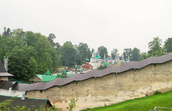 Pskovo Pečerskij klášter. Zobrazit prostřednictvím zdí pevnosti — Stock fotografie