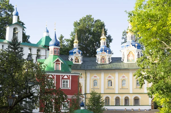 Santa Dormición Pskov-Cuevas monasterio — Foto de Stock