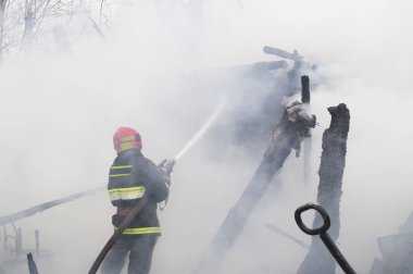 Kahramanca itfaiyeciler tarafından konut bir binada yangın söndürme