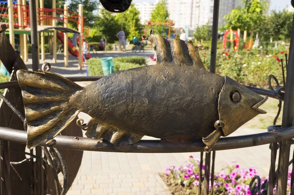 Skulptur av havsfisk från brons. Södra staden. Ukraina. — Stockfoto