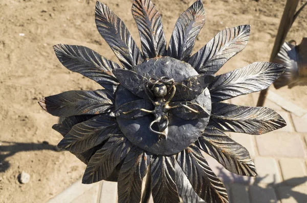 Skulptur einer Mücke, die in Sonnenbrille auf einer Sonnenblume liegt, aus Bronze. Stadt im Süden der Ukraine. — Stockfoto