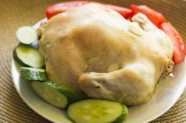 Kızarmış tavuk domates ve salatalık birlikte