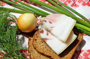 Çavdar ekmeği ve yeşil soğan ile etli domuz pastırması