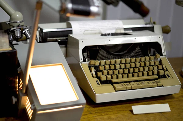 Винтажная пишущая машинка в офисе — стоковое фото