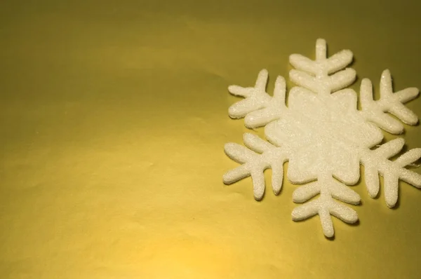 Gran Copo Nieve Blanco Sobre Papel Color Dorado — Foto de Stock