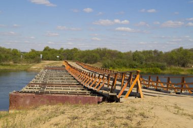 bir duba köprü Nehri