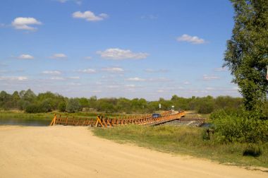 bir duba köprü Nehri