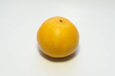 Beyaz arka plan üzerinde izole sarı lezzetli mandalina