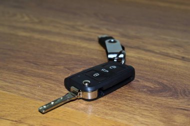 Masada anahtarlık şeklinde flaş belleği olan yeni bir arabanın anahtarı.