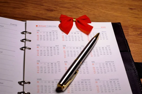 Una Penna Con Doratura Giace Sulle Pagine Del Calendario Costoso Fotografia Stock