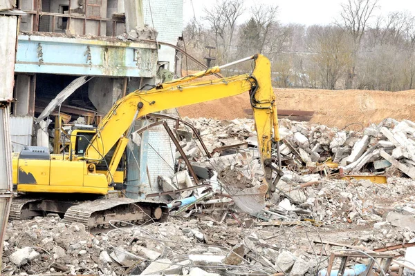 Escavatore Moderno Ripulisce Detriti Edificio Dopo Terremoto Immagine Stock