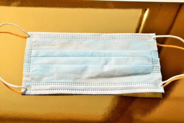 Altın bir arka planda yüz maskesi