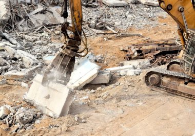 Geceleri modern kazıcı hidrolik kerpetenle enkazı ayrıştırır