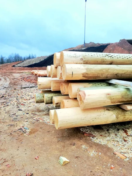 Feldolgozott Fából Készült Gerendákat Egy Építkezésen Helyezik — Stock Fotó
