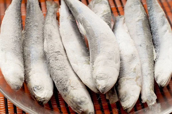 Capelin. Donmuş balık tabakta yatıyor.
