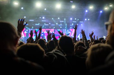 Hıristiyan müzik konserindeki insanlar. Bratislava 'da ibadet, Godzone turu