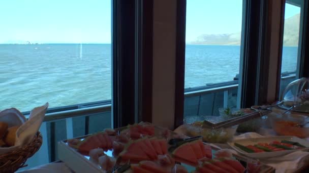 Chleb, arbuz, sałata i inne jedzenie na statku z widokiem na ocean. — Wideo stockowe