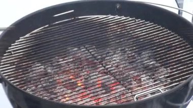 Ekipman su bakan gemideki Barbekü yemek pişirmek için. Kömürlerin Barbekü.