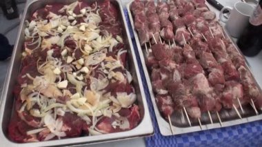 Bir fırın tepsisine Barbekü için çiğ et. Yakın çekim.