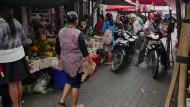 Jakarta, Endonezya Gıda piyasada motosiklet sürme adam.