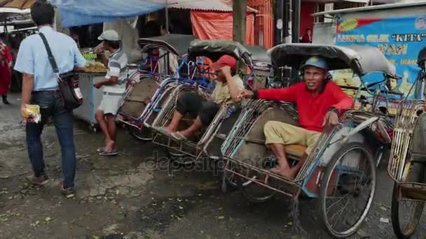 Happy Rickshaw duduk di gerbong di pasar makanan di Jakarta, Indonesia . — Stok Video