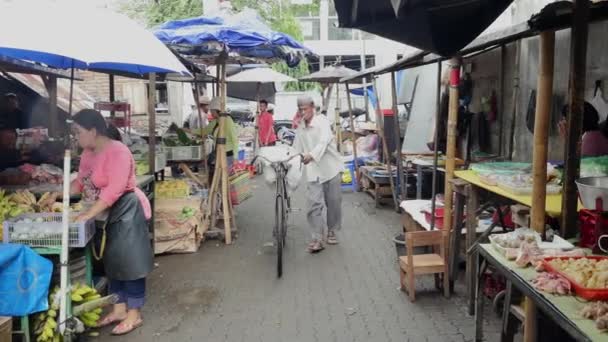 Сырое мясо на продовольственном рынке в Джакарте, Индонезия . — стоковое видео