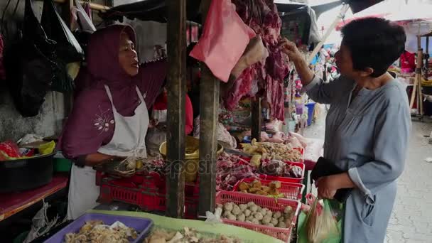 Mulher compra a carne no mercado de alimentos em Jacarta, Indonésia . — Vídeo de Stock