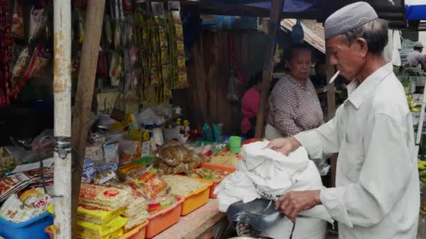 Mann kauft Gewürze auf dem Lebensmittelmarkt in Jakarta, Indonesien. — Stockvideo