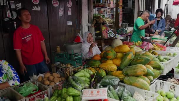 Las mujeres venden fruta en el mercado de alimentos en Yakarta, Indonesia . — Vídeos de Stock