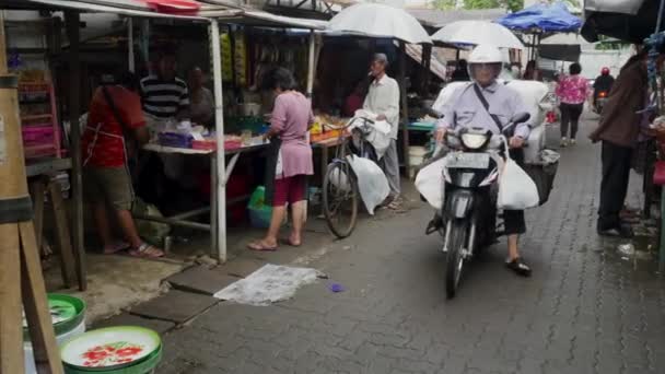 Motorkářská jízda na trhu potravin v Jakarta, Indonésie. — Stock video