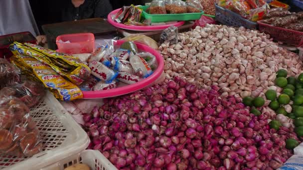 Selling spices in the food market in Jakarta, Indonesia. — Stock Video