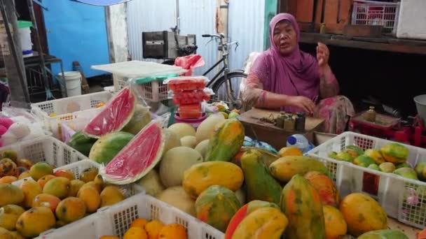 Salg av frukt på næringsmiddelmarkedet i Jakarta, Indonesia . – stockvideo