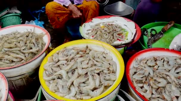 Venta de pescado y langostinos en el mercado de alimentos en Yakarta, Indonesia . — Vídeo de stock