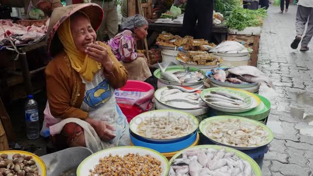 Kvinnan skrattar på livsmedelsmarknaden i Jakarta, Indonesien. — Stockvideo