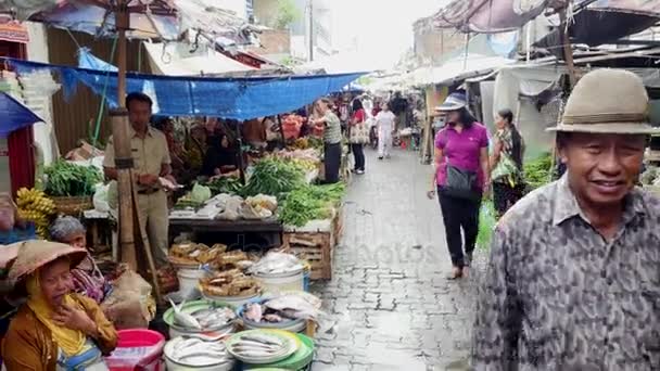 Hal a vödörben, az élelmiszer piacon, Jakarta, Indonézia. — Stock videók