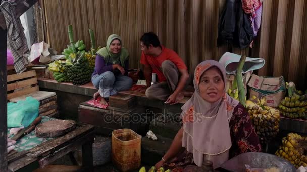 雅加达，印度尼西亚的食品市场上供应商交谈. — 图库视频影像