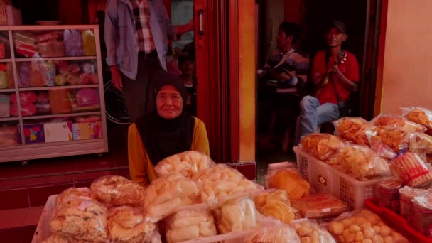 Музыканты поют на продовольственном рынке в Джакарте, Индонезия . — стоковое видео