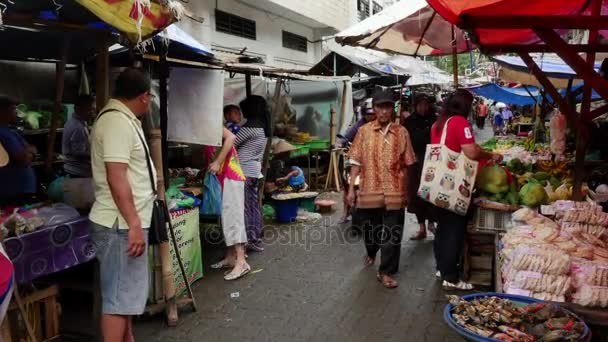 Nő lovagol a kerékpár, az élelmiszer-piaci Jakarta, Indonézia. — Stock videók