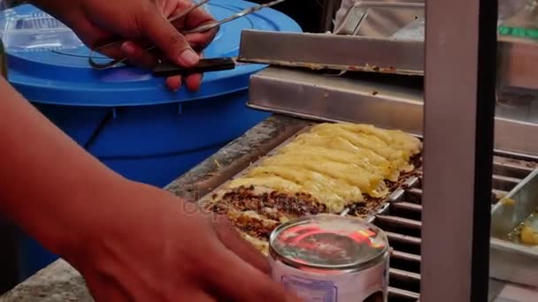 Embutidos a la parrilla en el mercado de alimentos en Yakarta, Indonesia . — Vídeo de stock