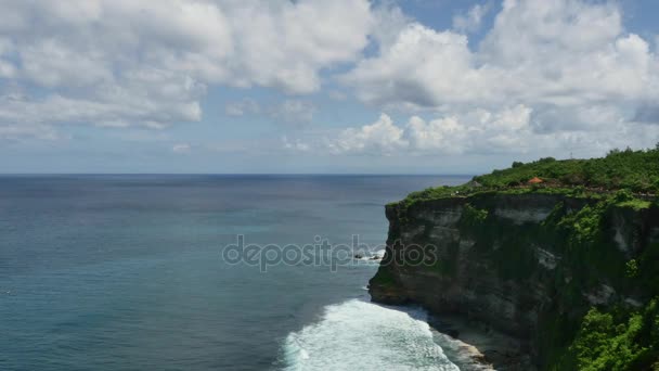 Der allgemeine Plan des Paradieses Meer Himmel Felsen Wellen in Indonesien. — Stockvideo