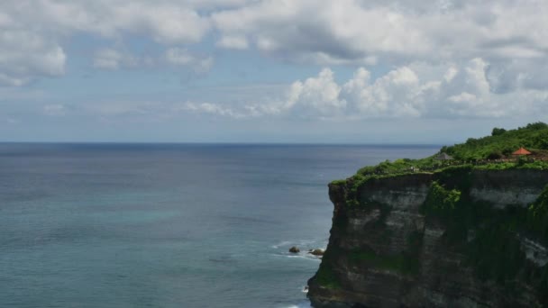 Ocean sky sziklák hullámok a trópusi erdők, Indonézia. Átfogó terv. — Stock videók