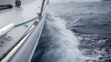 Yunanistan dalgalar deniz arka plan yatta güverte. Genel planı.