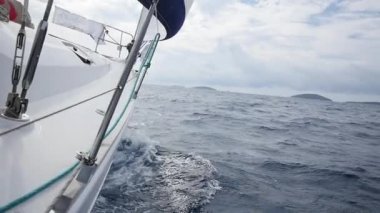 Yunanistan dalgalar deniz arka plan üzerinde beyaz yat denize. Genel anlamda.