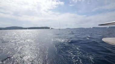 Yunanistan dalgalar deniz arka plan üzerinde beyaz yelkenli yat.