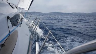 Beyaz Yunanistan dalgalar deniz arka plan üzerinde yat.
