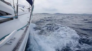 Yunanistan dalgalar deniz arka plan üzerinde beyaz yelkenli. Regatta.
