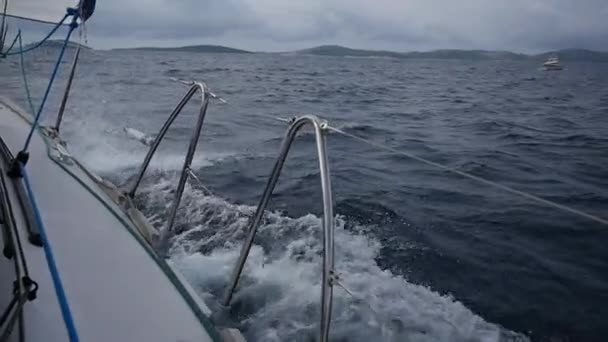 Ombord och ledstänger yacht på en bakgrund av havsvågor i Grekland. — Stockvideo