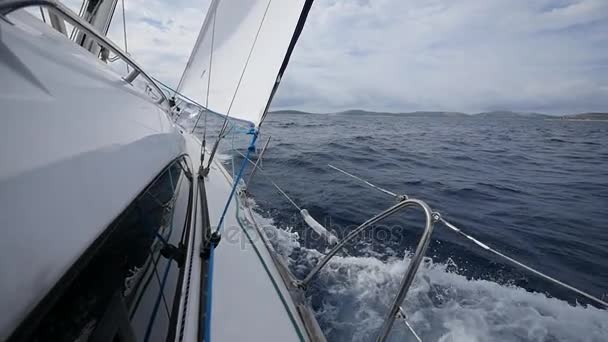 Däck och ombord på yacht på bakgrund av havet vågor i Grekland. I generalplanen. — Stockvideo